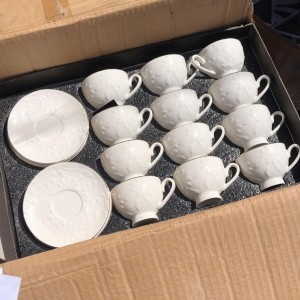 طقم فناجين قهوة 24 قطعة بورسلان ابيض ومثلج مزخرف حز ذهبي بيد بقاعدة مدورة مع متكات سداسي 12+12